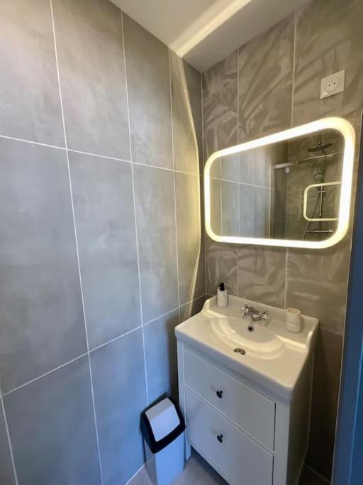Vakantiehuis La Azur - Chaleureuse Maisonnette Avec Piscine Partagee *